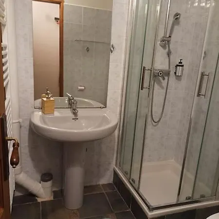 L'Ain Avec L'Hote *